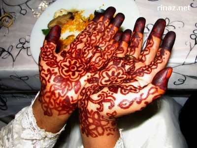 Rinaz hands with freshly painted henna