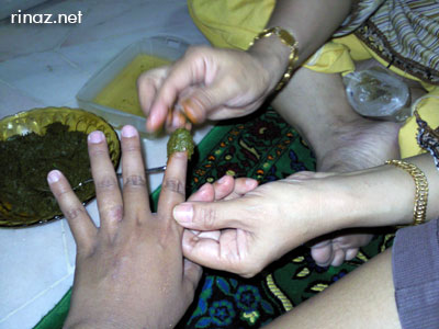 rinaz mum using henna on my hands