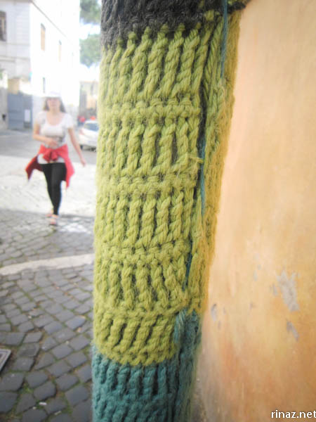 rinaz.net Knitted sign pole in Trastevere, Rome Italy